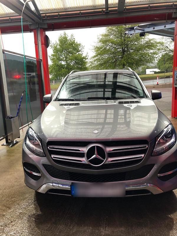 Grau Gebraucht 2016 Mercedes GLE250 SUV | 26.500 € (Fairer Preis) - Bild 1/4