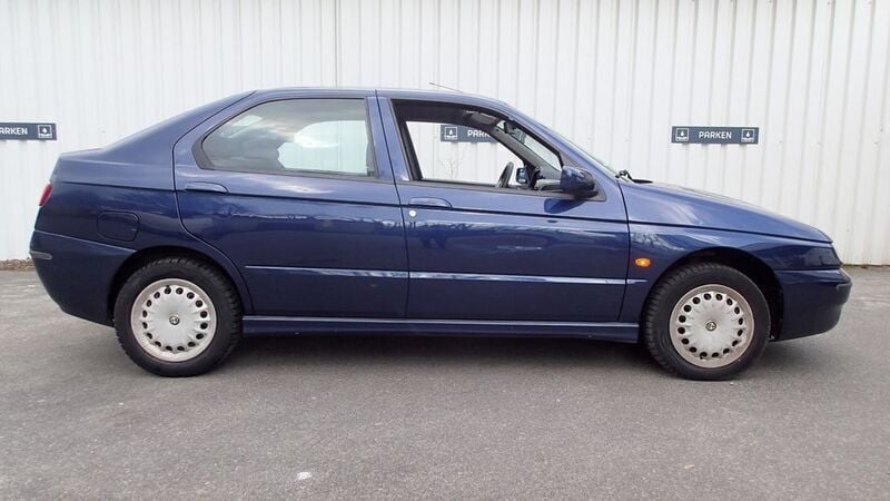 Second-hand Alfa Romeo 146 120 CP (88 kW) 2000 Albastru Hatchback