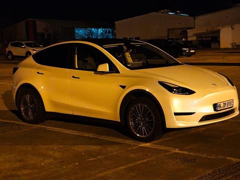 Weiß Gebraucht 2023 Tesla Model Y RWD SUV | 29.500 € (Guter Preis) - Bild 1/4