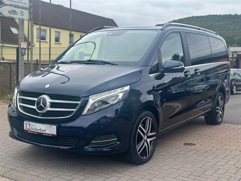Blau Gebraucht 2016 Mercedes V250 Edition Van / Kleinbus | 42.750 € (Fairer Preis) - Bild 1/4