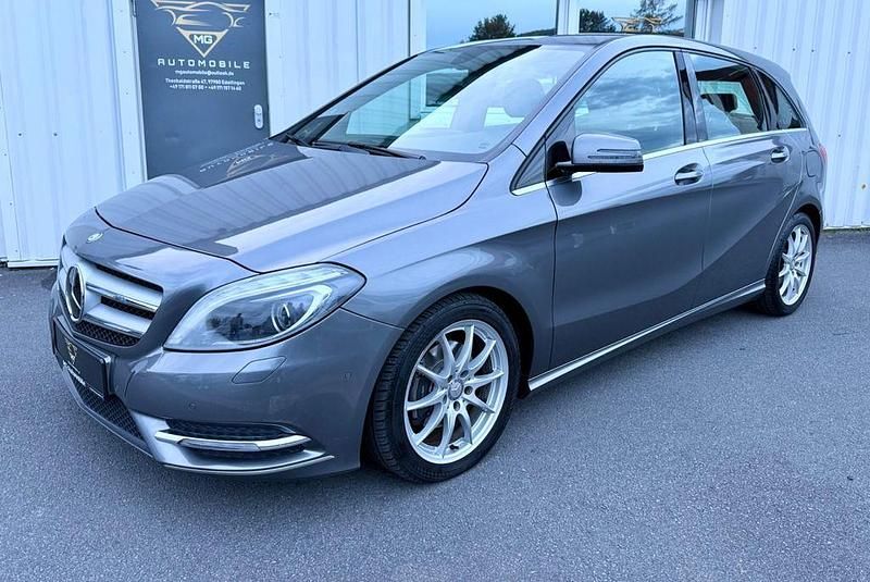 Grau Gebraucht 2012 Mercedes B200 Van / Kleinbus | 10.999 € (Fairer Preis) - Bild 1/4