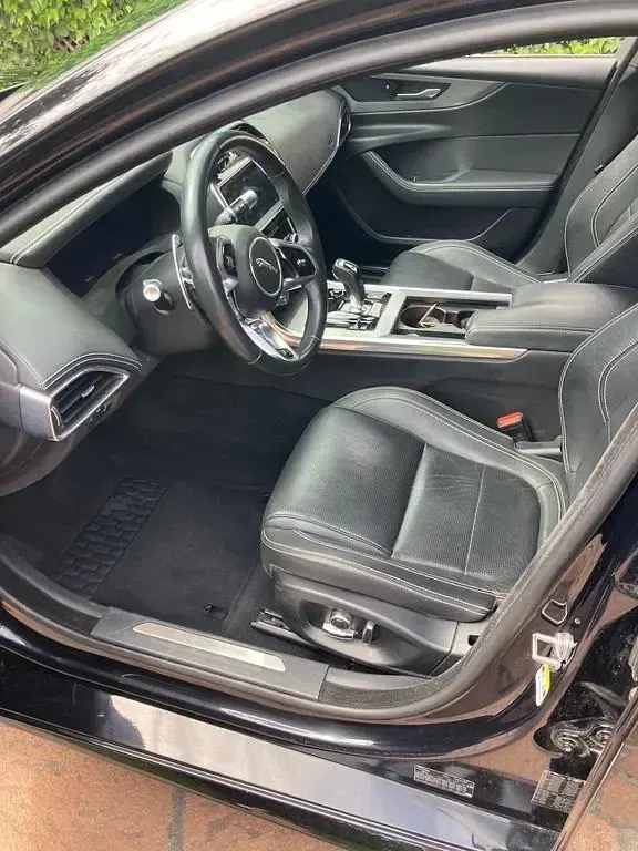 Gebraucht Jaguar XE R-Dynamic 250 PS (183 kW) 2019 Schwarz Limousine