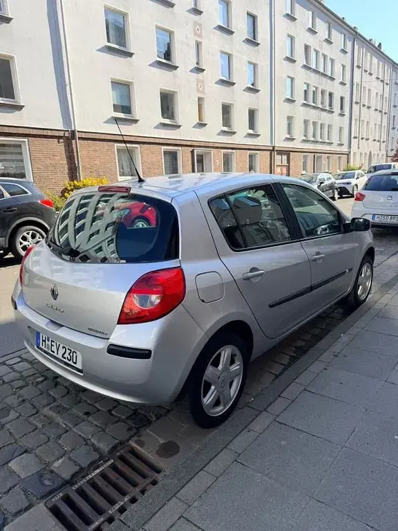 Gebraucht Renault Clio II Dynamique 88 PS (64 kW) 2007 Silber Limousine