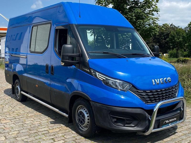 Gebraucht Iveco Daily 155 PS (114 kW) 2020 Blue ic 071 ral5010 Limousine