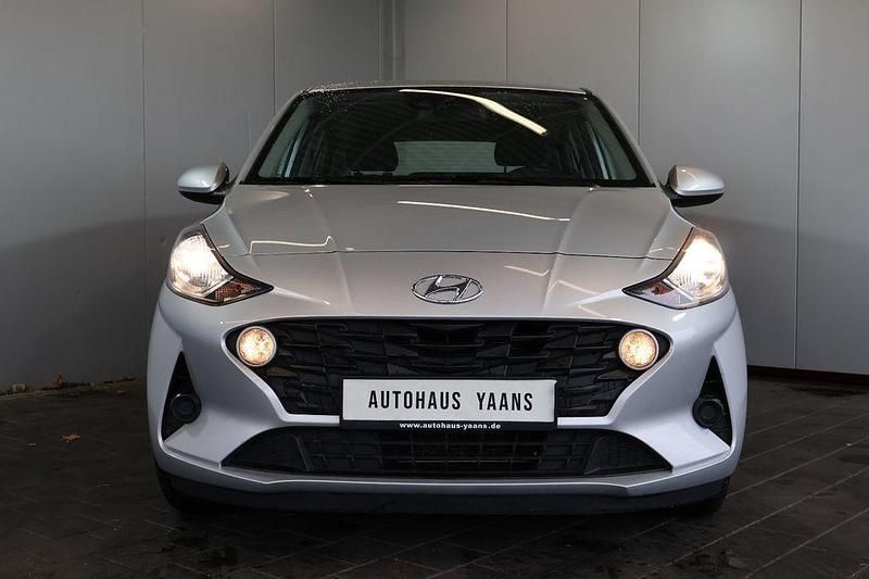 Gebraucht Hyundai i10 Select 67 PS (49 kW) 2023 Silber Kleinwagen