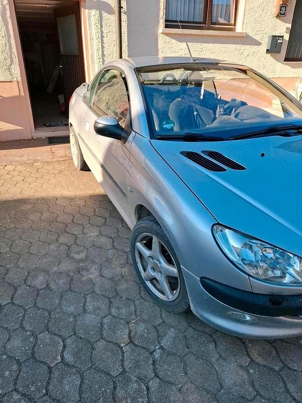 Gebraucht Peugeot 206 CC 109 PS (80 kW) 2001 Silber Cabrio