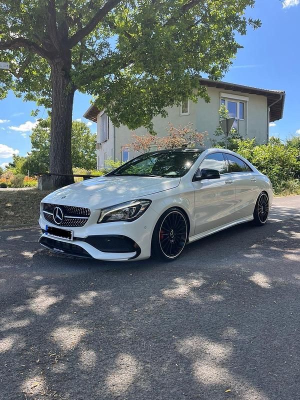 Weiß Gebraucht 2016 Mercedes CLA250 AMG line Limousine | 24.449 € (Teuer) - Bild 1/4