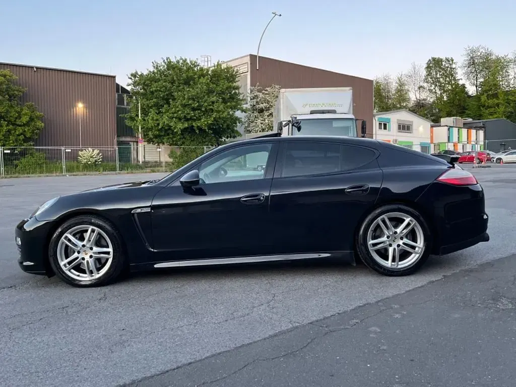 Second-hand Porsche Panamera 250 CP (183 kW) 2012 Negru Hatchback