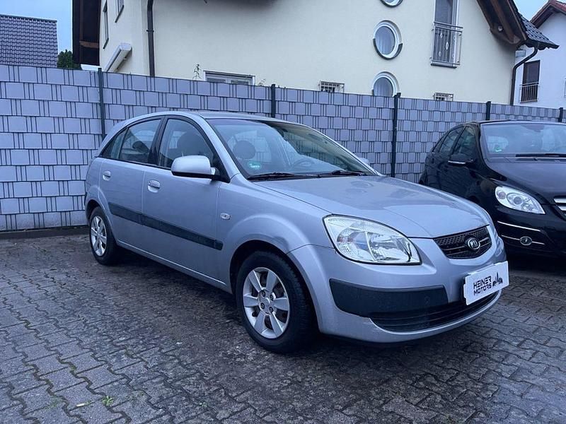 Silber Gebraucht 2007 Kia Rio 2 Limousine | 3.190 € (Etwas zu teuer) - Bild 1/4