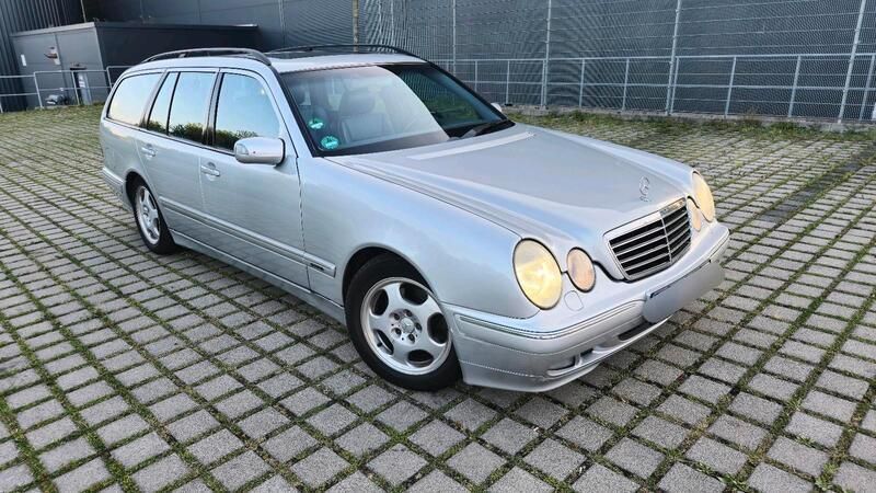 Silber Gebraucht 2001 Mercedes E270 Kombi | 2.999 € - Bild 1/4