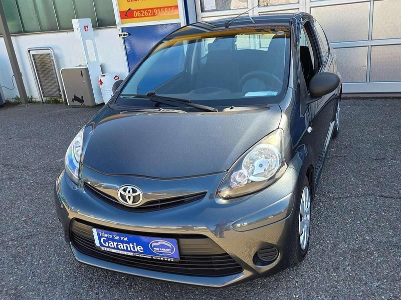 Gebraucht Toyota Aygo 68 PS (50 kW) 2012 Grau Kleinwagen