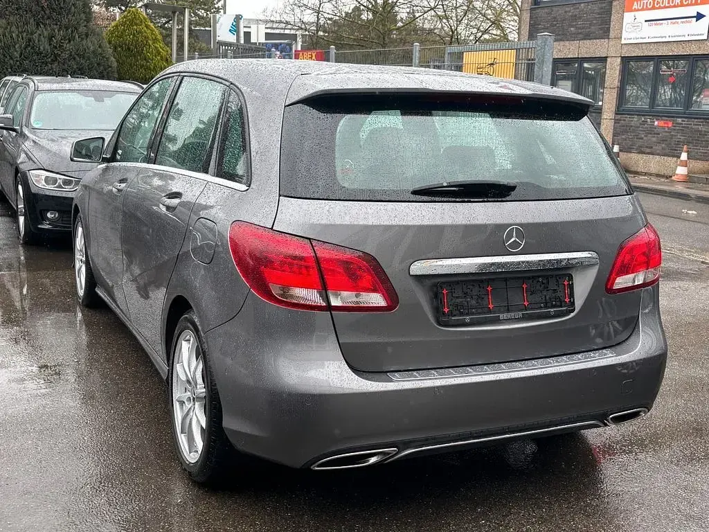 Gebraucht Mercedes B180 Urban 109 PS (80 kW) 2017 Grau Kleinwagen