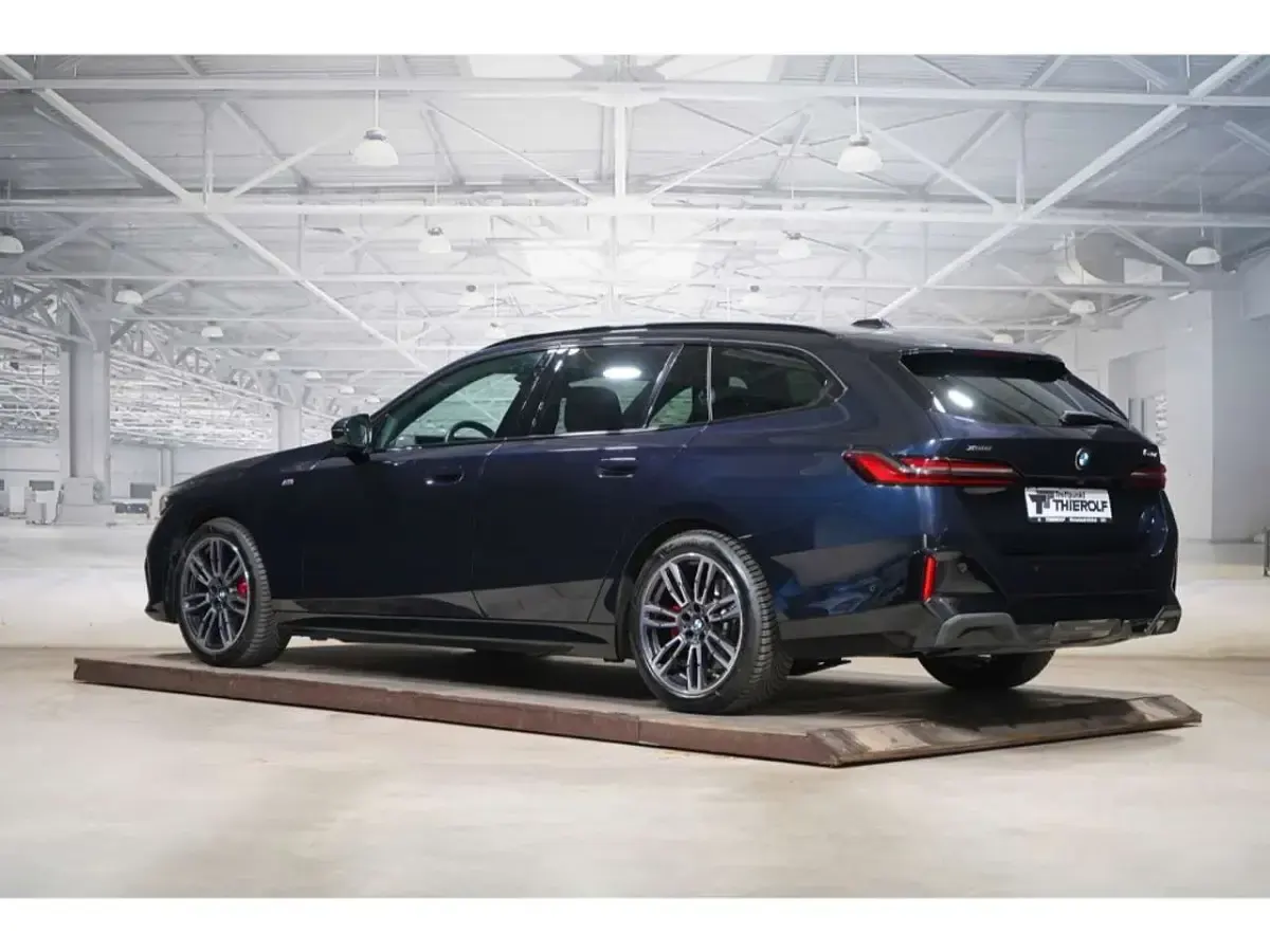 Gebraucht BMW 540 M Sport 303 PS (222 kW) 2024 Carbonschwarz metallic Kombi