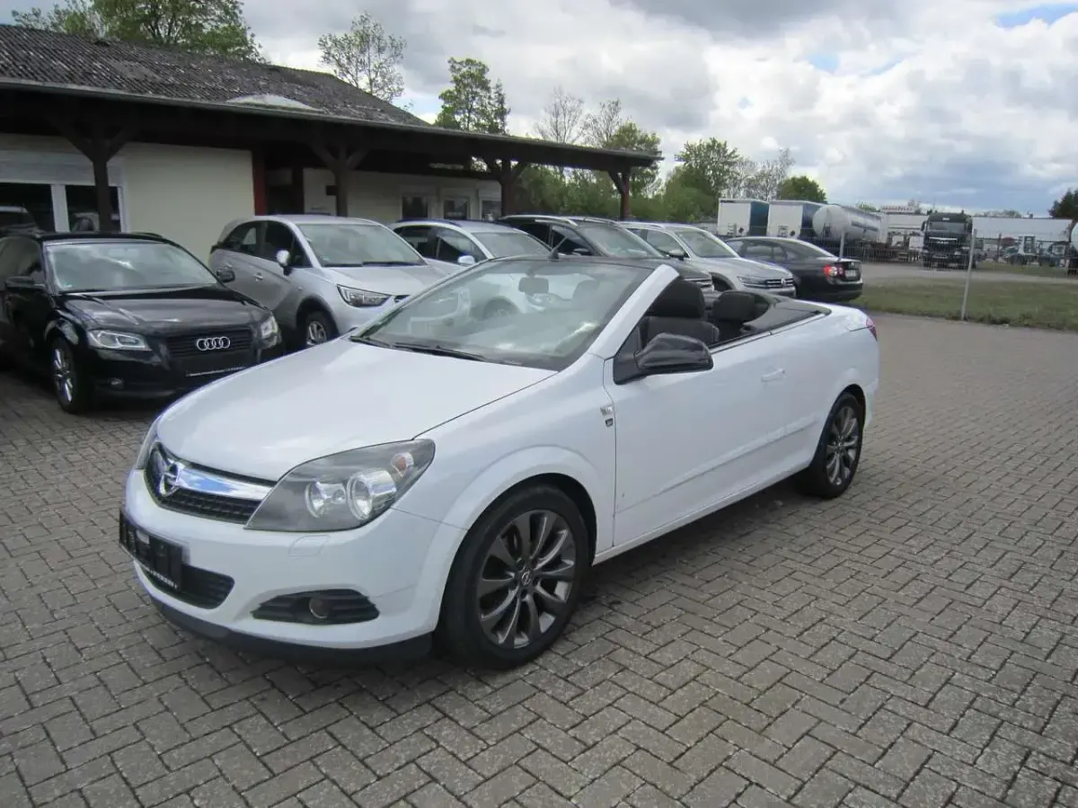 Gebraucht Opel Astra Cabriolet Edition 140 PS (102 kW) 2010 Olympic white Cabrio