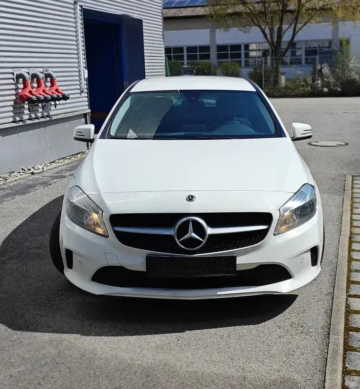 Gebraucht Mercedes A200 136 PS (100 kW) 2017 Weiß Kleinwagen