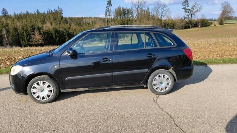 Schwarz Gebraucht 2010 Skoda Fabia Kombi | 1.700 € - Bild 1/4