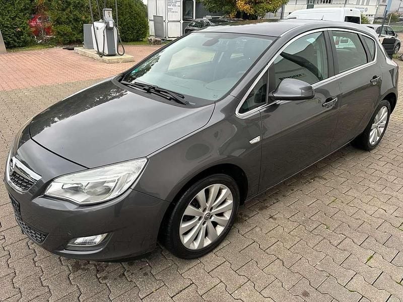 Karbongrau Gebraucht 2010 Opel Astra Cosmo Kleinwagen | 4.599 € - Bild 1/4