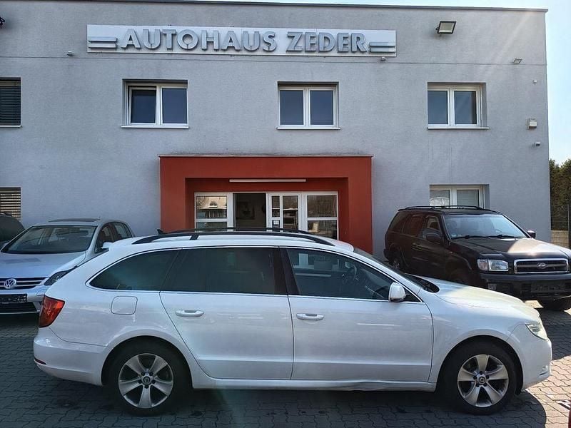 Gebraucht Skoda Superb Ambition 140 PS (102 kW) 2012 Weiß Kombi