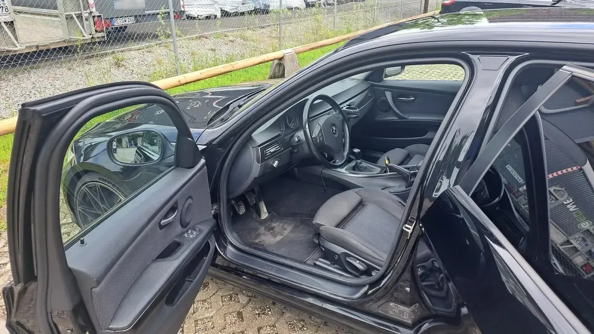 Gebraucht BMW 320 184 PS (135 kW) 2010 Schwarz Kombi