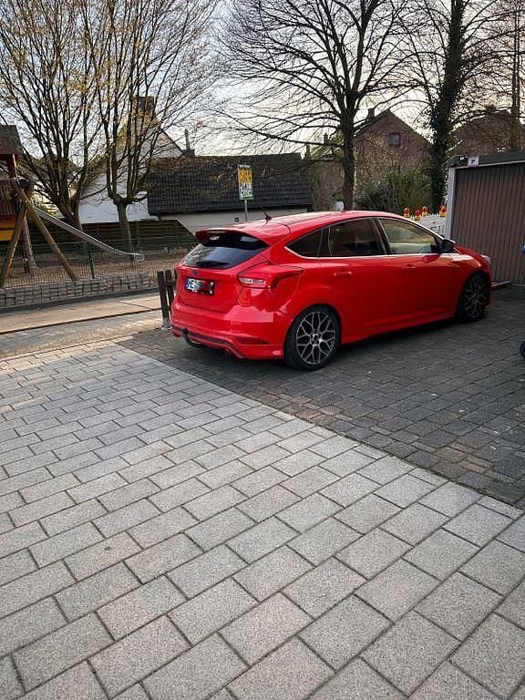 Gebraucht Ford Focus Sport 182 PS (133 kW) 2015 Rot Limousine