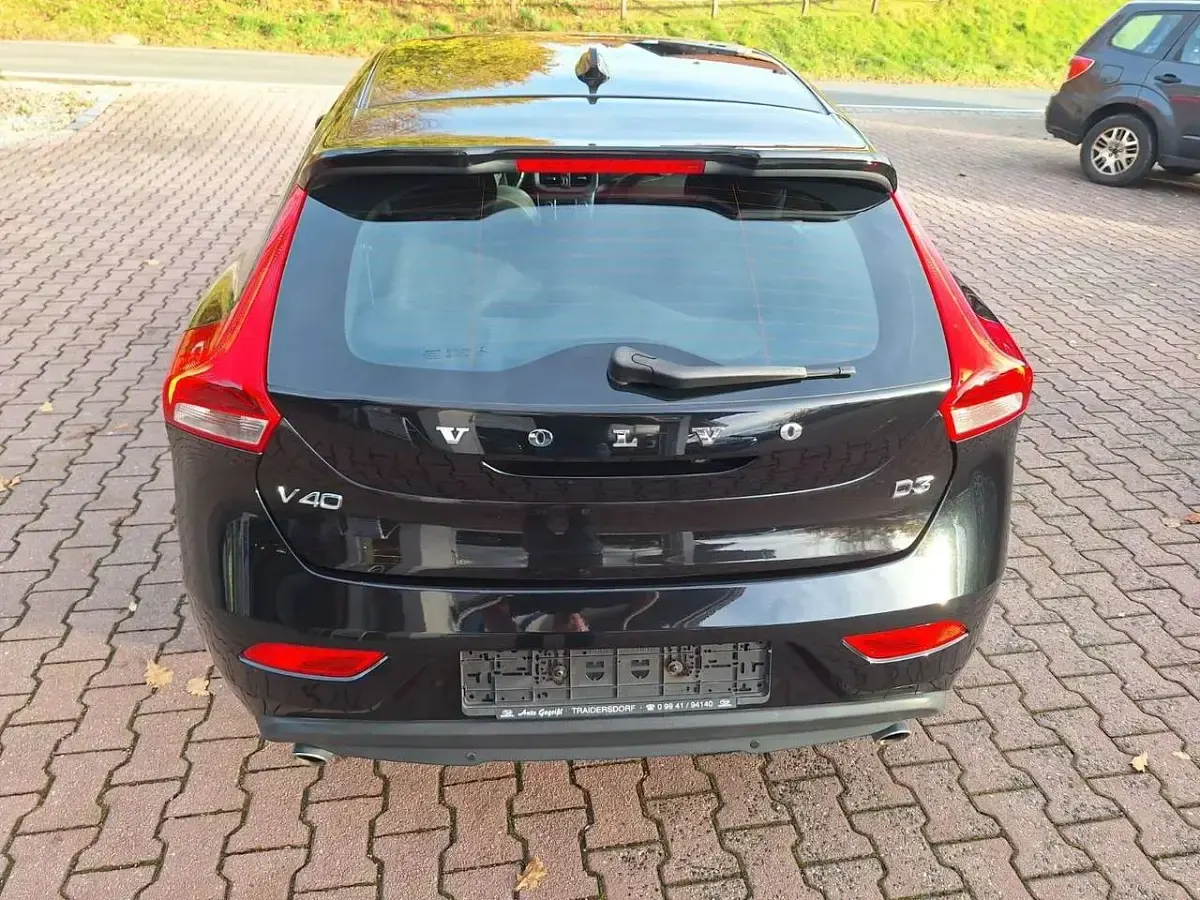 Gebraucht Volvo V40 Linje You! 150 PS (110 kW) 2015 Onyx black Limousine