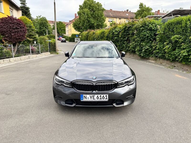Grau Gebraucht 2021 BMW 320 Sport Line Kombi | 24.700 € (Fairer Preis) - Bild 1/4