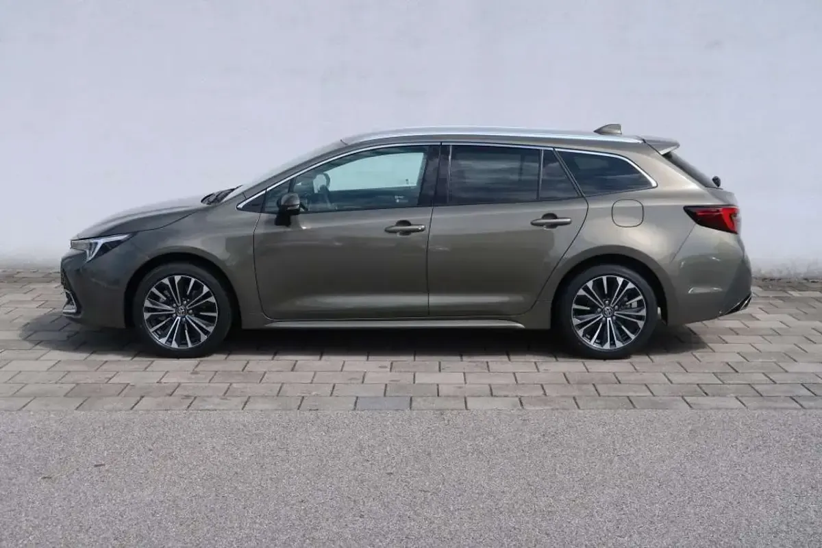 Neu Toyota Corolla 178 PS (130 kW) 2025 Manganbronze metallic Kombi