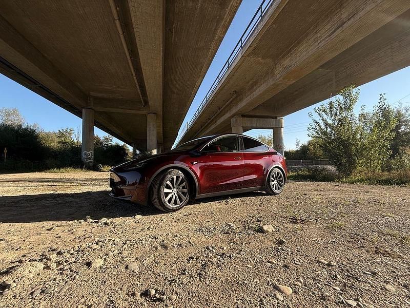 Rot Gebraucht 2024 Tesla Model Y SUV | 41.500 € (Etwas zu teuer) - Bild 1/4