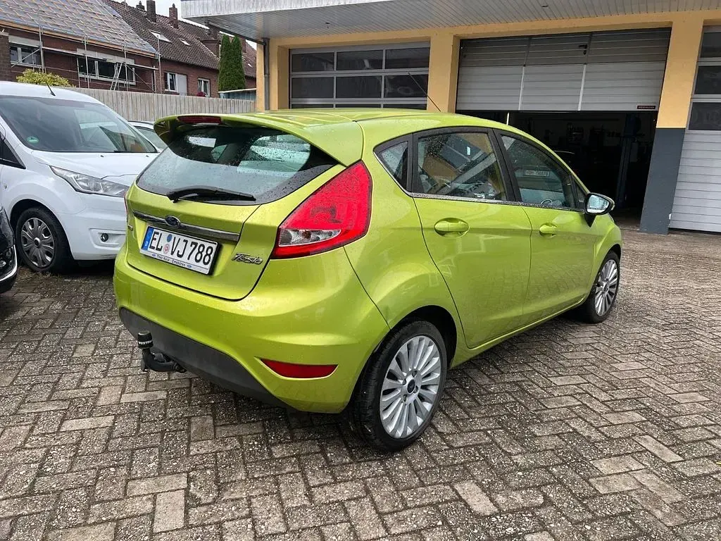 Gebraucht Ford Fiesta Titanium 95 PS (69 kW) 2010 Grün Limousine