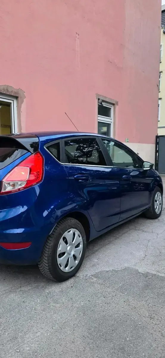 Gebraucht Ford Fiesta 101 PS (74 kW) 2014 Blau Kleinwagen