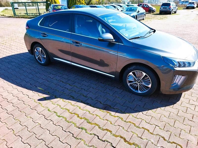 Grau Gebraucht 2022 Hyundai Ioniq Limousine | 19.900 € - Bild 1/4
