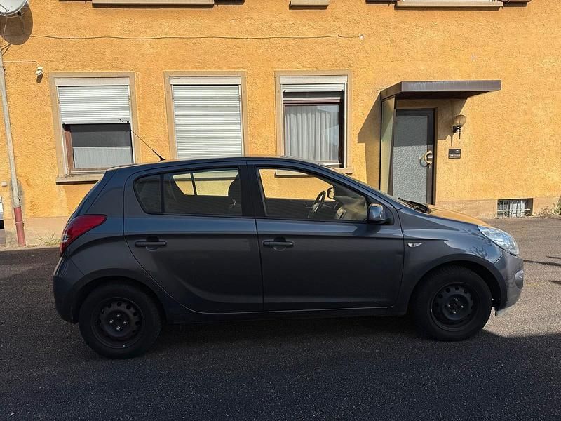Gebraucht Hyundai i20 79 PS (58 kW) 2011 Grau Kleinwagen
