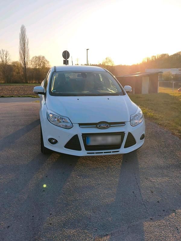 Gebraucht Ford Focus 101 PS (74 kW) 2014 Weiß Limousine