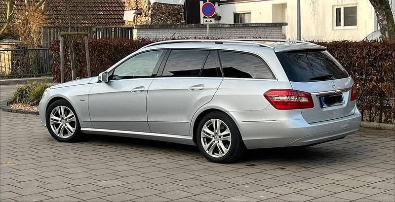 Silber Gebraucht 2009 Mercedes E220 Avantgarde Kombi | 8.590 € - Bild 1/4