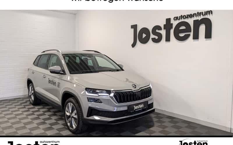 Grau (stahlgrau) Gebraucht 2024 Skoda Karoq Selection SUV | 30.990 € (Superpreis) - Bild 1/4