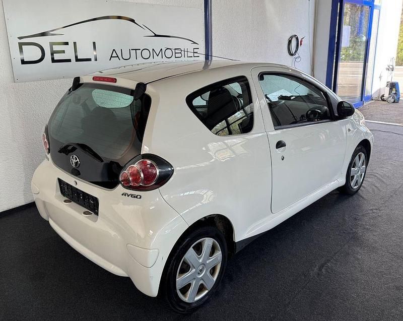 Gebraucht Toyota Aygo Basis 68 PS (50 kW) 2011 Weiß Kleinwagen