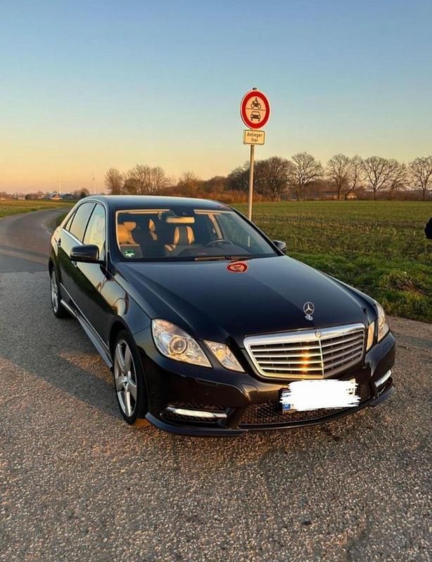 Blau Gebraucht 2013 Mercedes E220 AMG Limousine | 11.800 € - Bild 1/4