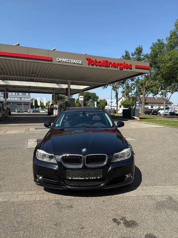 Schwarz Gebraucht 2011 BMW 320 Kombi | 5.440 € (Guter Preis) - Bild 1/4
