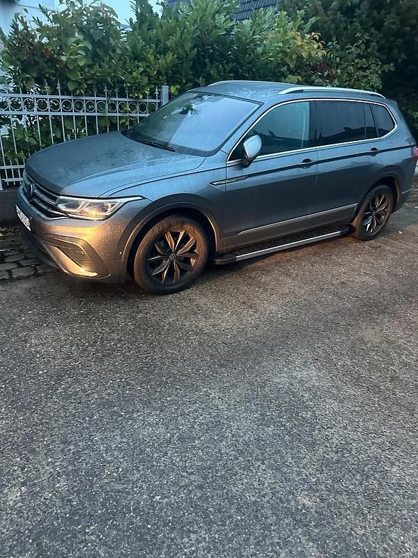 Grau Gebraucht 2022 VW Tiguan Allspace Life SUV | 27.250 € (Guter Preis) - Bild 1/3