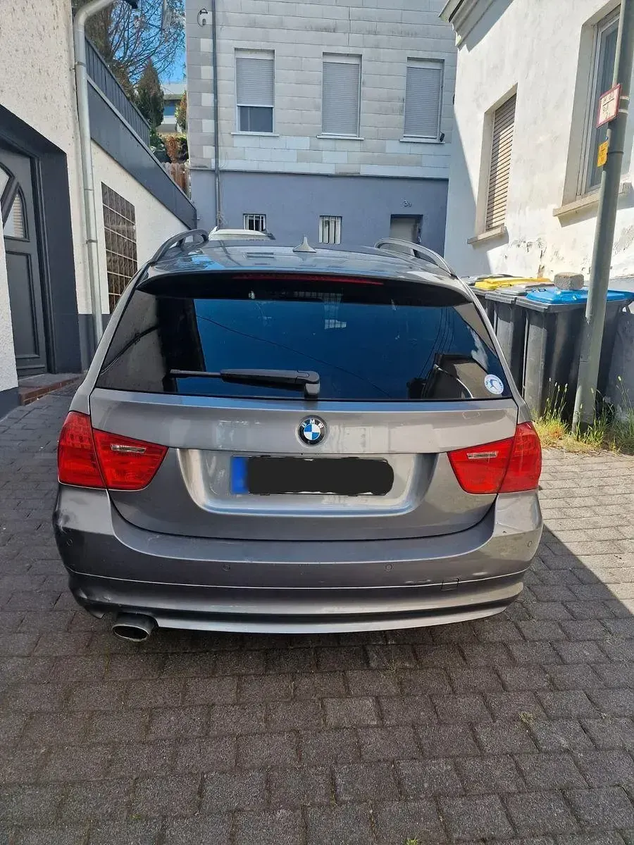 Gebraucht BMW 320 177 PS (130 kW) 2009 Grau Kombi