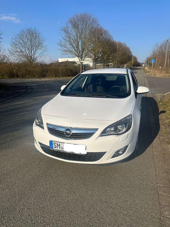 Gebraucht Opel Astra Edition 110 PS (80 kW) 2012 Weiß Kombi