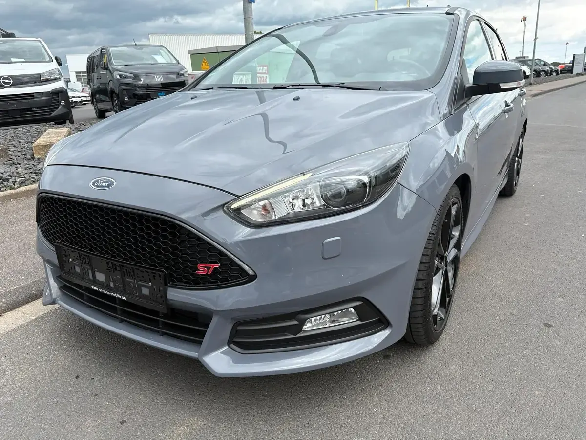 Gebraucht Ford Focus ST 250 PS (183 kW) 2018 Grau Limousine