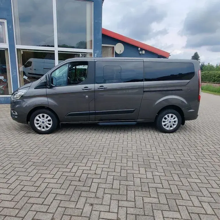 Gebraucht Ford Tourneo Trend 131 PS (96 kW) 2022 Grau Van / Kleinbus