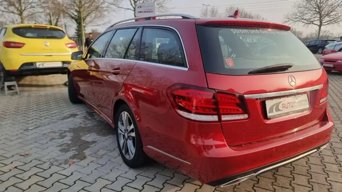 Używany Mercedes E250 204 KM (150 kW) 2016 Czerwony Kombi