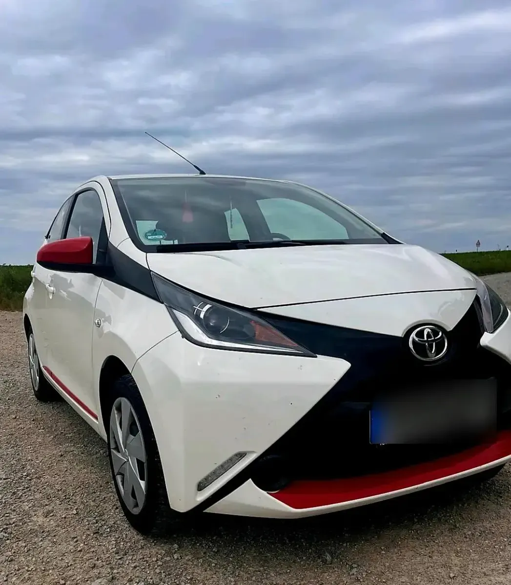 Gebraucht Toyota Aygo 69 PS (50 kW) 2017 Weiß Kleinwagen