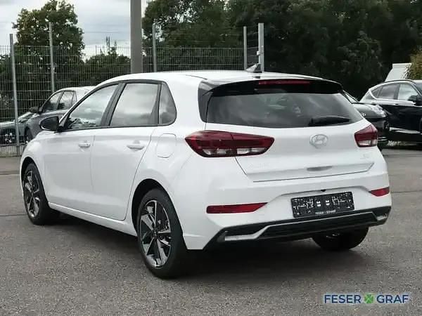 Neu Hyundai i30 Advantage 101 PS (74 kW) 2025 Atlas white Limousine