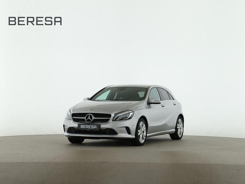 Silber Gebraucht 2017 Mercedes A200 Urban Limousine | 19.980 € (Teuer) - Bild 1/4
