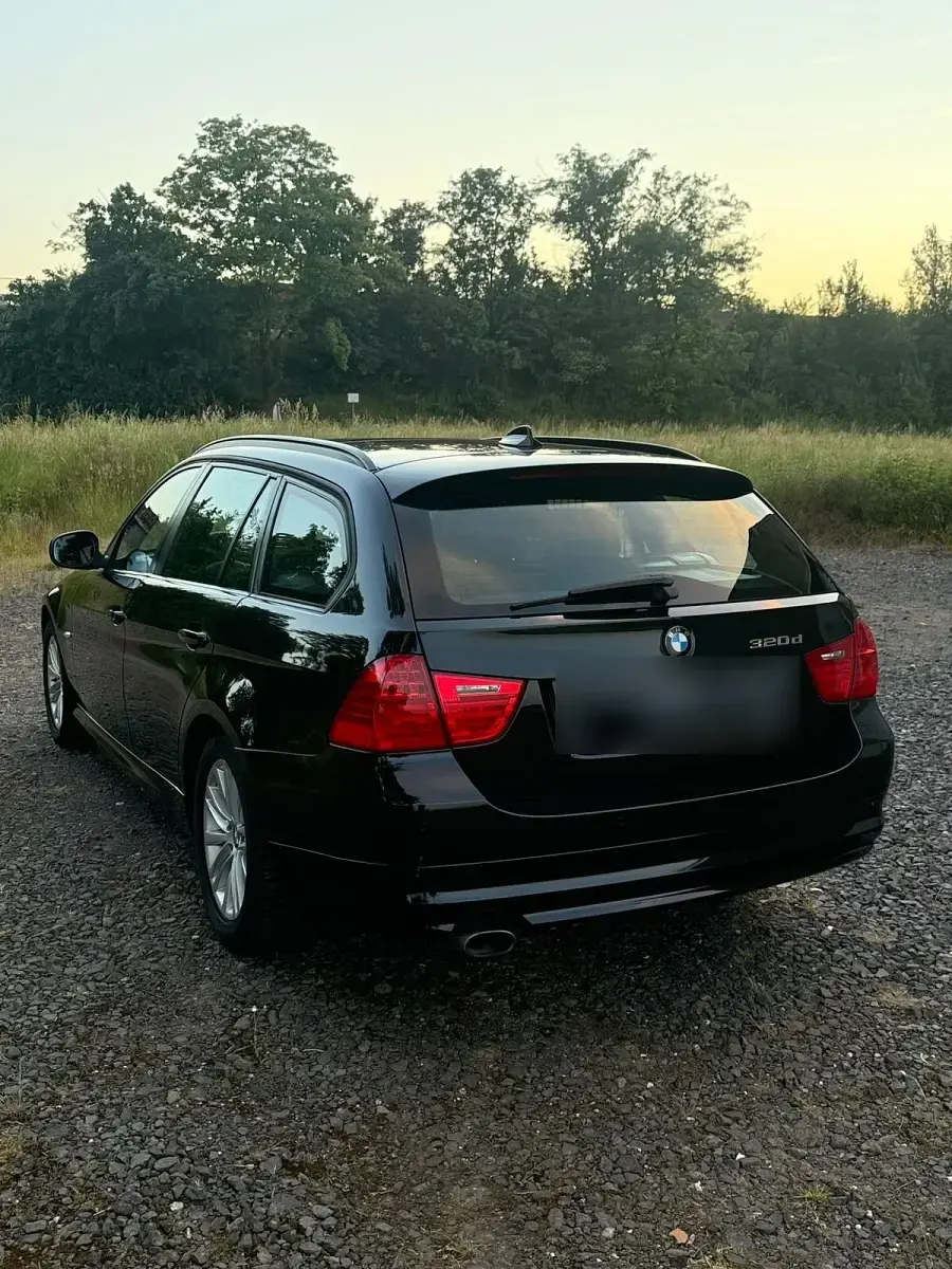 Gebraucht BMW 320 170 PS (125 kW) 2011 Schwarz Kombi