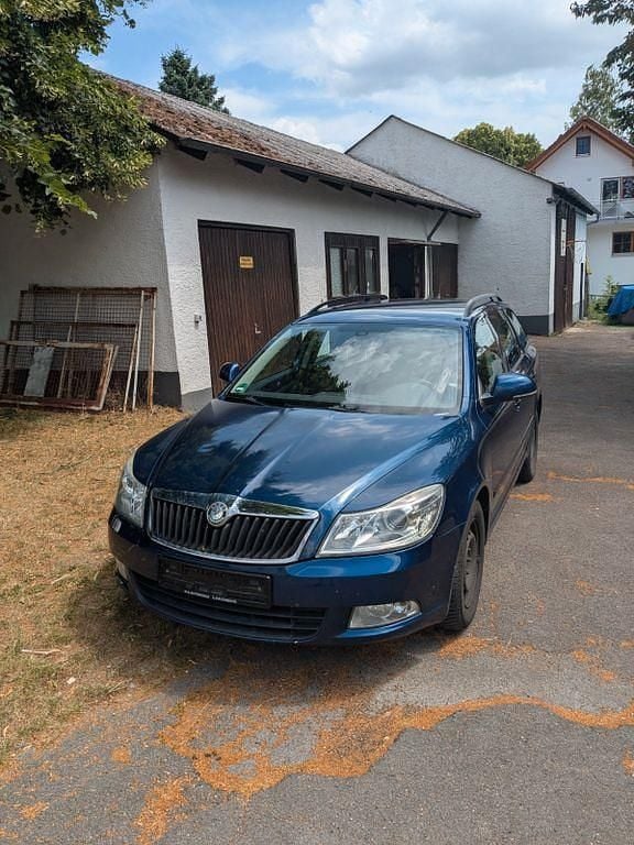 Blau Gebraucht 2010 Skoda Octavia Elegance Kombi | 2.009 € (Superpreis) - Bild 1/4