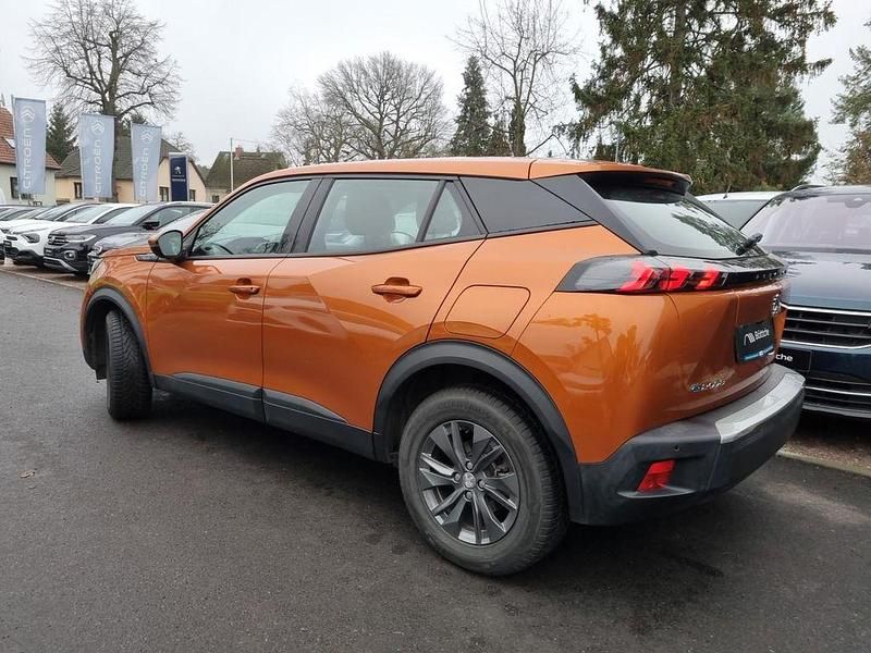 Gebraucht Peugeot e-2008 Active 100 kW (136 PS) 2021 Lackierung orange fusion/typ aussenverkleidung metalliclackierung SUV